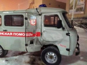 В Якутске машина "Скорой помощи" врезалась в "КамАЗ"