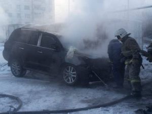 В селе Кобяй сгорел гараж. Поврежден Lexus LX 570