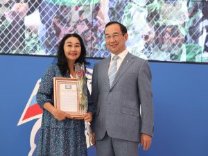 Айсен Николаев наградил волонтёров специальной военной операции