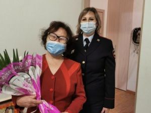 В Якутске маму погибшего полицейского поздравили его коллеги