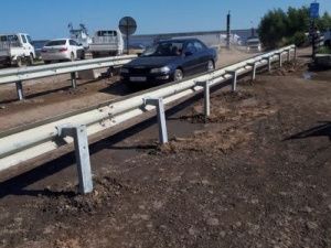 На паромной переправе Якутск — Нижний Бестях устанавливают ограждения