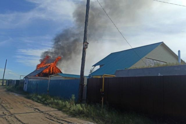 В Якутске загорелся частный дом в СОТ «Чолбон»