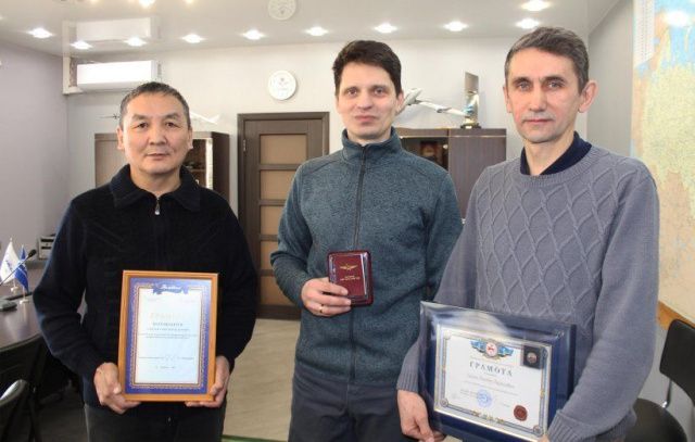 Сотрудников авиакомпании «Якутия» отметили республиканскими и ведомственными наградами