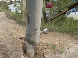 В Якутске "Тойота" врезалась в опору светофора, после чего опрокинулась в кювет