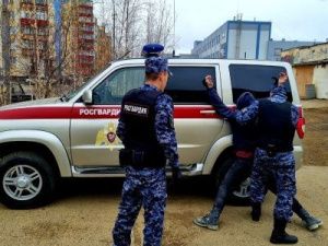 Уроженец Нюрбы подобрал чужой кошелек в магазине и похитил деньги