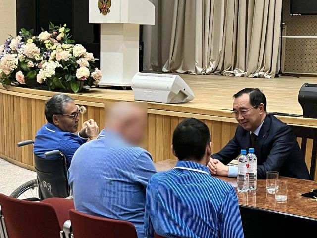 Глава Якутии Айсен Николаев навестил раненых добровольцев из Якутии