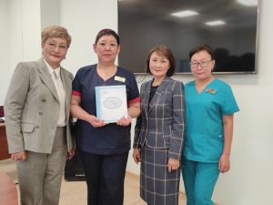 Мамы и их малыши получили в подарок «Дневник питания»