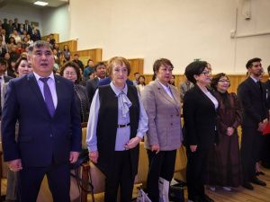 Глава Якутии предложил повысить зарплату молодым педагогам