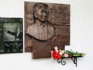 В Якутске установили мемориальную доску организатора золотодобычи Тараса Десяткина