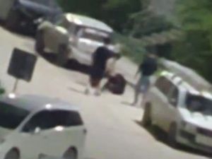 Ночной разбой на Петровского: трое парней избивают прохожих и требуют деньги