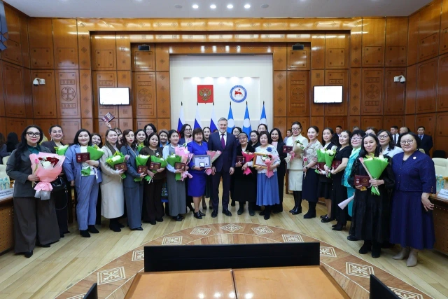 В Якутии многодетным матерям вручили государственные награды