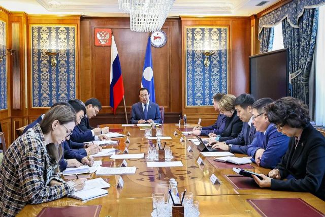 Айсен Николаев провел планерное совещание с руководством Правительства Якутии