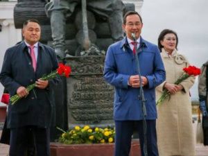 Видеофакт: Сардана Авксентьева и Яна Угарова поют Гимн Якутска на открытии Дня города!