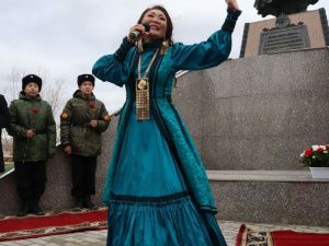 В Якутске возложили цветы к памятнику Матери
