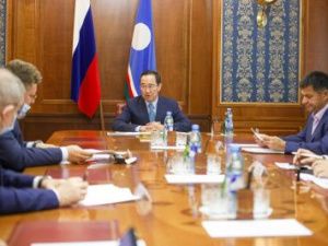 Глава Якутии провёл рабочую встречу с руководством АО «Эльконский ГКМ»