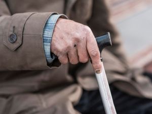 Житель Якутии смертельно избил старика и помочился на него