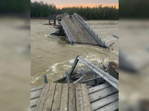 В Оймяконском районе разрушился мост через реку Куйдусун