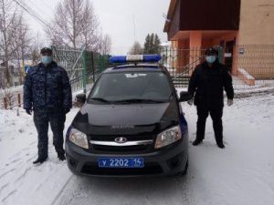 В Якутии росгвардейцы спасли 88-летнюю женщину из горящего дома