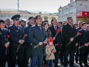 В День Республики Айсен Николаев возложил цветы к памятнику П.А. Ойунского