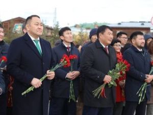 Важно: В Якутске возложили цветы к памятнику основателю города Петру Бекетову
