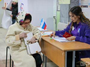 Первый вице-премьер Якутии Джулустан Борисов проголосовал на выборах президента России