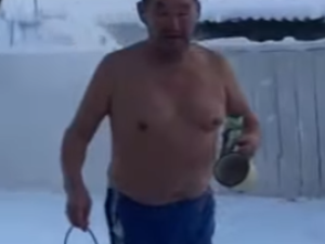 Глава якутского наслега 20 лет моется на морозе. Его -56 градусов не испугали!