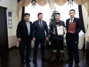 Глава Хангаласского улуса Олег Иринеев наградил спасателей, нашедших пропавшую женщину