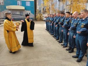 С верой в сердце: состоялся молебен для пожарных и спасателей