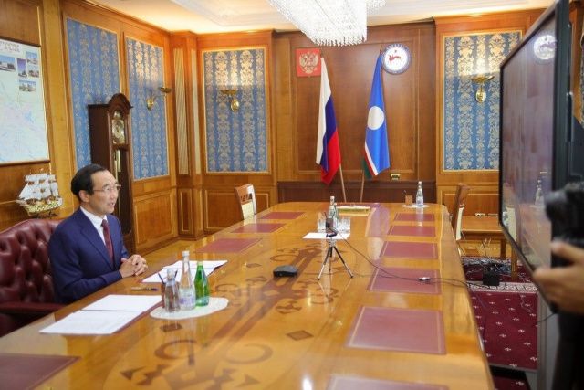 Айсен Николаев поручил отработать схему работы эскадрильи Бе-200 для тушения пожаров в Горном улусе