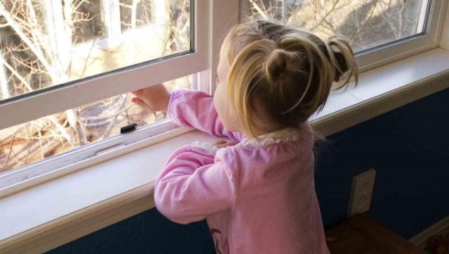 В Батагае пятилетняя девочка выпала с балкона