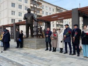 В Якутске возложили цветы к памятнику народному учителю СССР Михаилу Алексееву