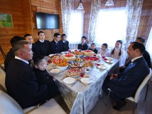 Глава Якутии побывал в гостях у многодетной семьи, проживающей в Намском улусе