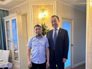 Айсен Николаев поздравил с новосельем Героя России Филиппа Евсеева