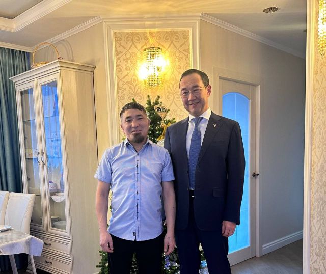 Айсен Николаев поздравил с новосельем Героя России Филиппа Евсеева