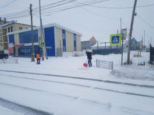 В Якутске убирают снег с улиц в круглосуточном режиме