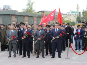 Депутаты Якутской городской Думы почтили память павших во Второй мировой войне