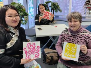 Участницы лекции на  выставке-форуме «Россия» нарисовали якутские орнаменты