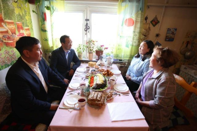 Айсен Николаев навестил семью участника СВО из Среднеколымского района