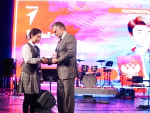 В Якутии в День народного единства активистам Движения Первых вручили паспорта граждан России