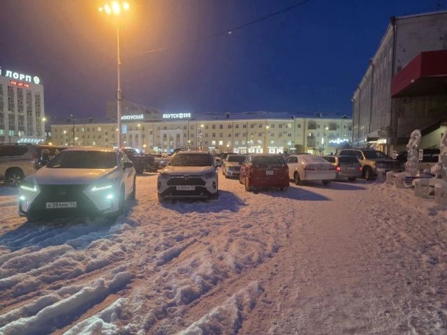 Гости Жиркова "разбомбили" отремонтированную площадь