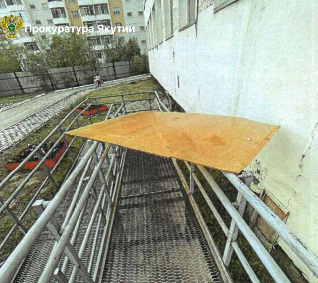 В Якутске пятилетняя воспитанница детсада получила травму из-за незакрепленного листа поликарбоната