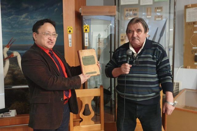 Потомок первопроходца Владимира Атласова передал якутскому архиву раритетное издание