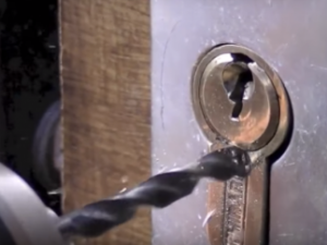 В Якутии 19-летний парень взломал дверь квартиры и.. встретился с хозяйкой