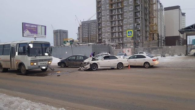 В Якутске водитель выехал на встречную полосу и столкнулся с автобусом