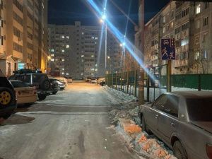 В Якутске неизвестный водитель сбил двоих мальчиков около детской площадки и скрылся с места ДТП