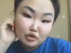 Бровастая Энжи рассказала о главном желании всех девушек