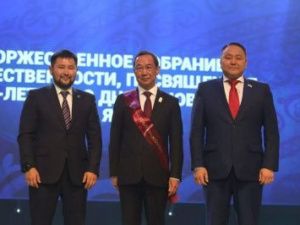 Евгений Григорьев и Альберт Семенов наградили Айсена Николаева званием «Почетный гражданин города Якутска»