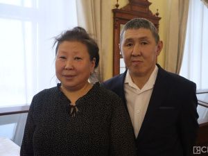 В Якутске презентовали книгу  о мастерах берестяных изделий  «Өбүгэ ситимэ»