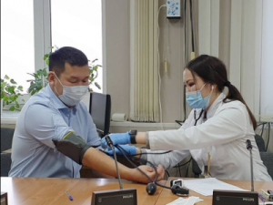 Глава Хангаласского улуса Олег Иринеев вакцинировался от коронавируса