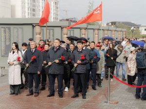 В Якутске возложили цветы в память об окончании Второй мировой войны